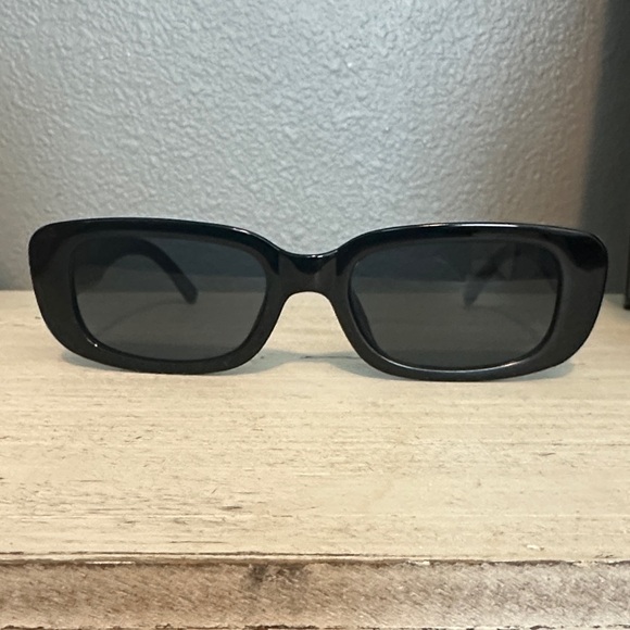 Stylish Black Rectangular Sunglasses - Picture 5 of 5
